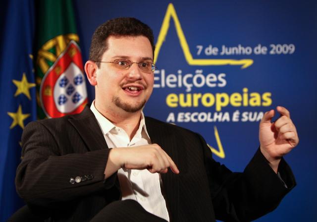 Apoiar Durão por ser português é "tão parolo como bandeiras do Euro2004"