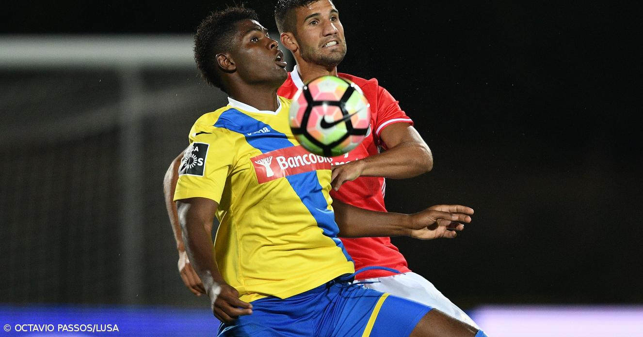 Benfica vence em Arouca e sobe provisoriamente à liderança da I Liga