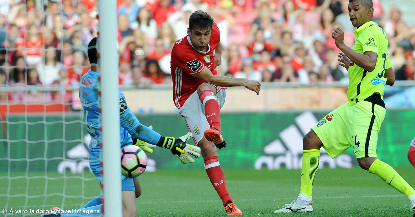 Benfica vence Marítimo e mantém liderança da I Liga antes de clássico