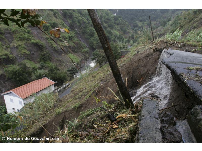 Derrocadas E Queda De Arvores Na Madeira Devido Ao Mau Tempo Acoriano Oriental