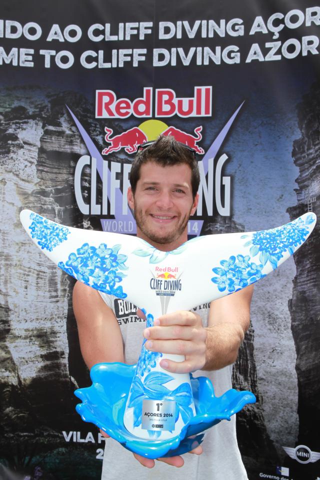LoBue vence Red Bull Cliff Diving no ilhéu de Vila Franca