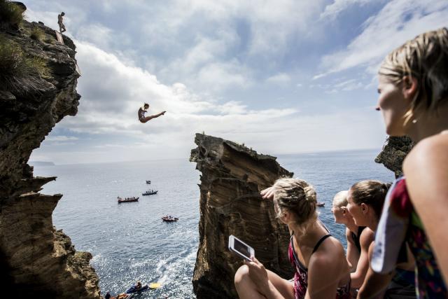 Australiana Rhiannan Iffland gosta do desafio extra de saltar do ilhéu (vídeo) 