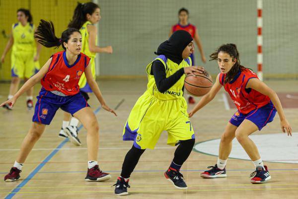 Jovem atleta de Tavira já tem equipamento regulamentar para jogar basquetebol