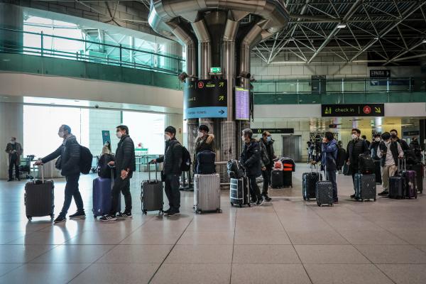 Um dos melhores surfistas do mundo está retido no aeroporto de Lisboa há  dois dias