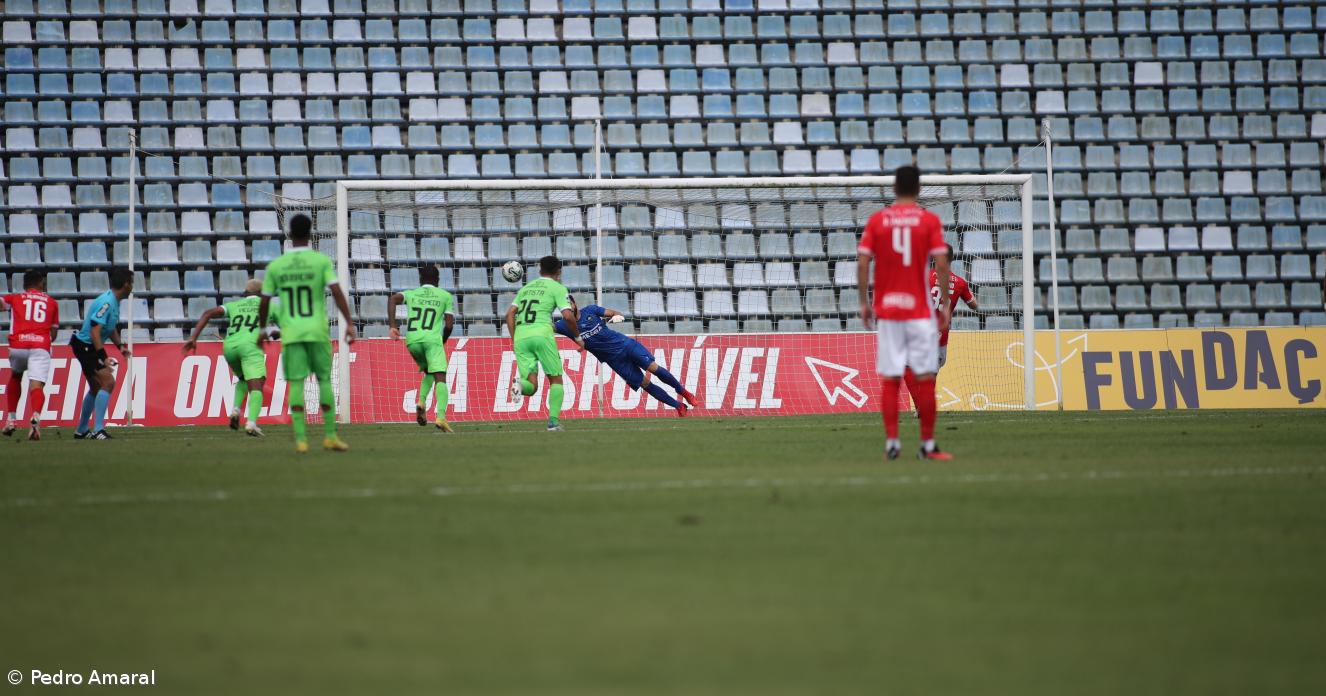 Nacional vence Feirense 