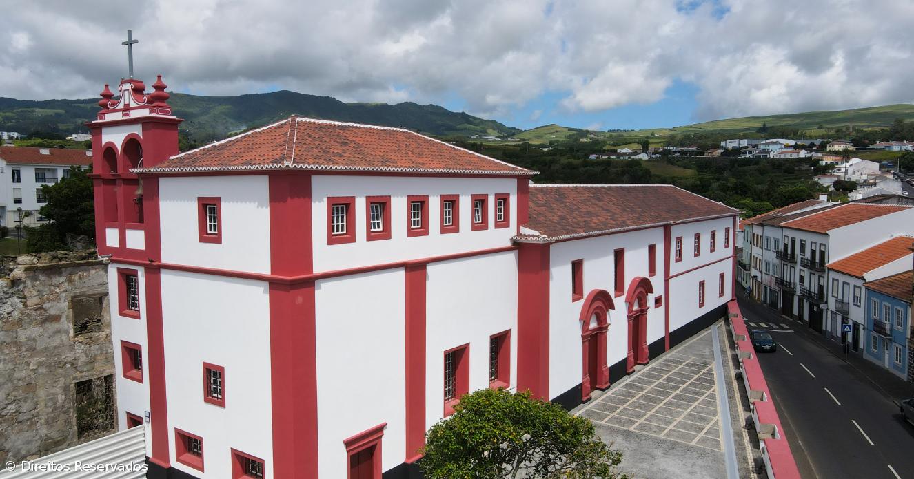 Angra, a diocese onde o bispo anda de avião e não de carro