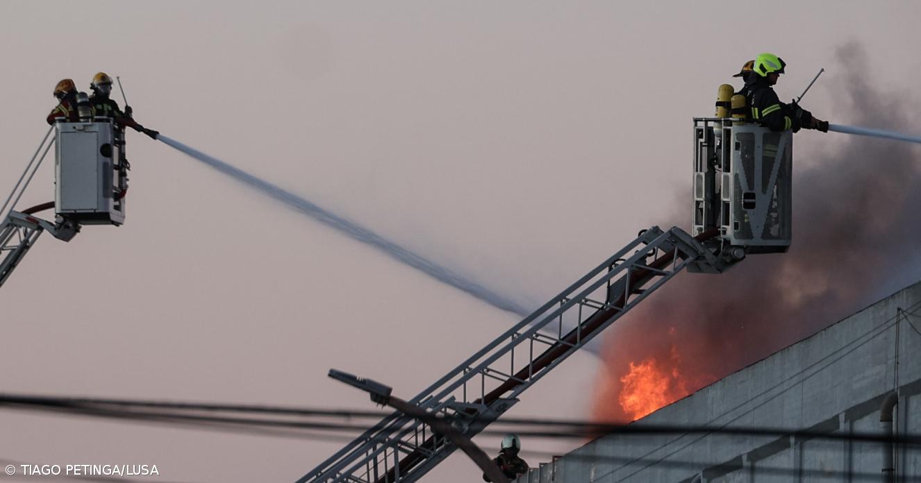 PJ investiga origem do Incêndio que destruiu mais de 200 carros no Prior Velho em Lisboa